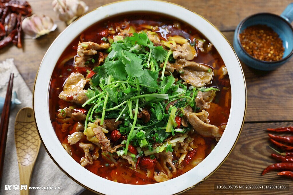 香辣水煮肉片诱人美食