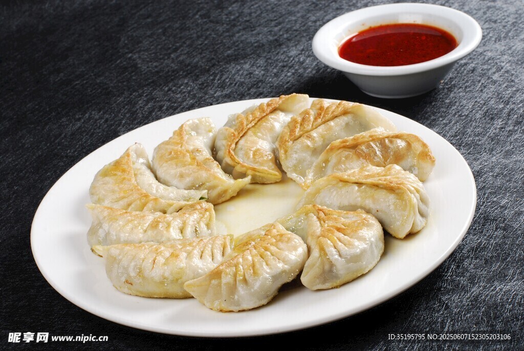 美味煎饺配蘸料