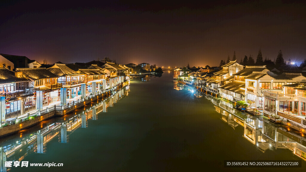江南水乡夜景璀璨如画