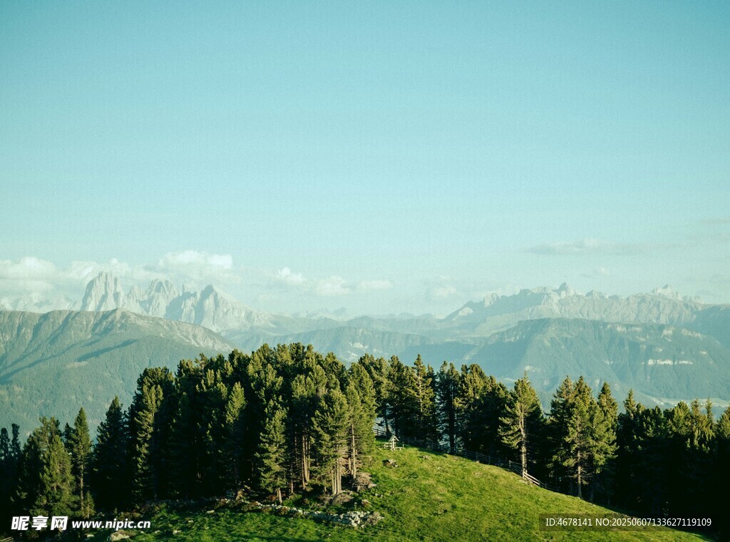 青山绿树间的秀丽山景