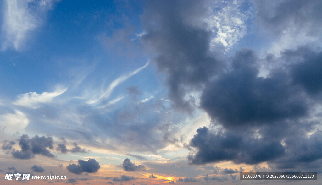 壮丽天空下的绚烂云彩