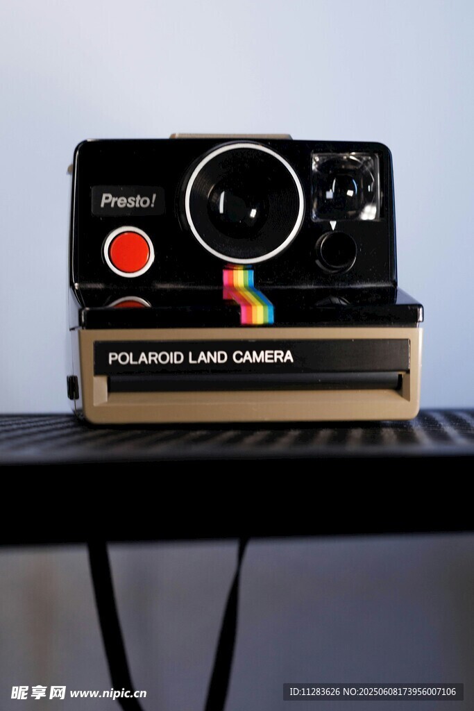 复古游戏机置于黑色桌上