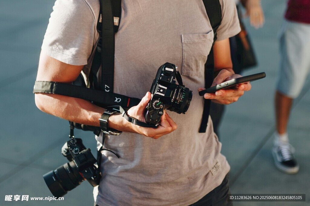 摄影师手持设备准备拍摄