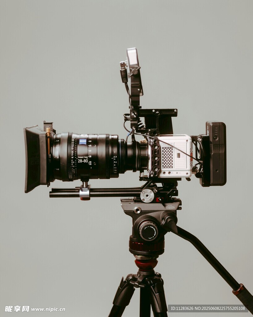 专业摄影设备架于三脚架