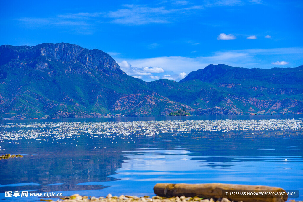 宁静湖景与远山相映成趣