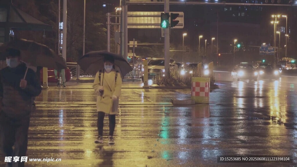 雨夜街头行人的光影瞬间