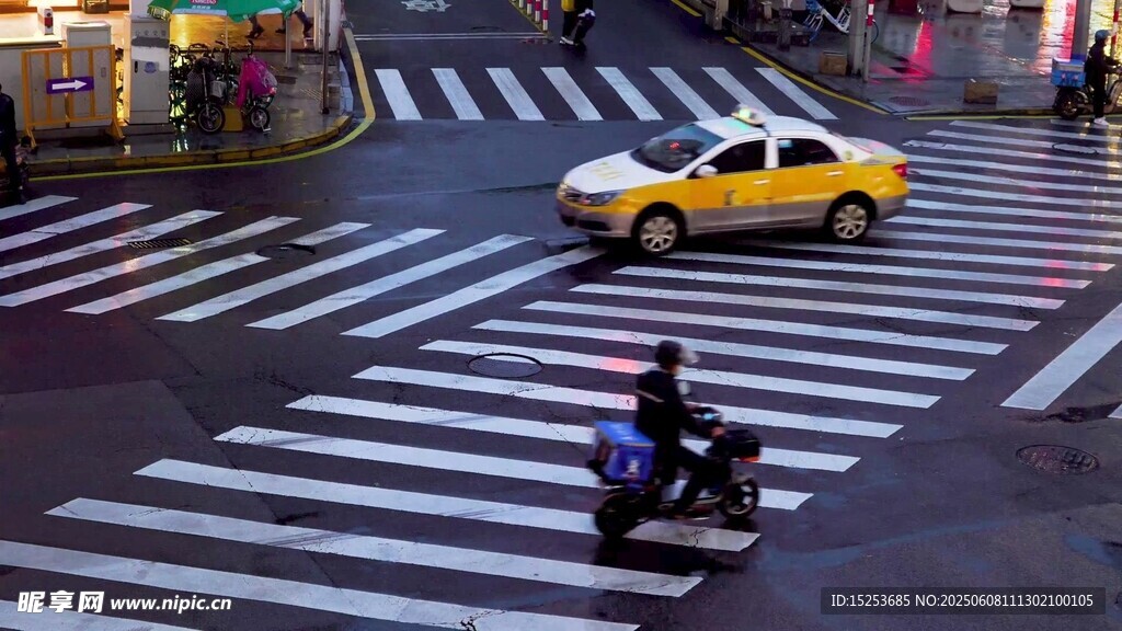 城市路口的车辆与行人