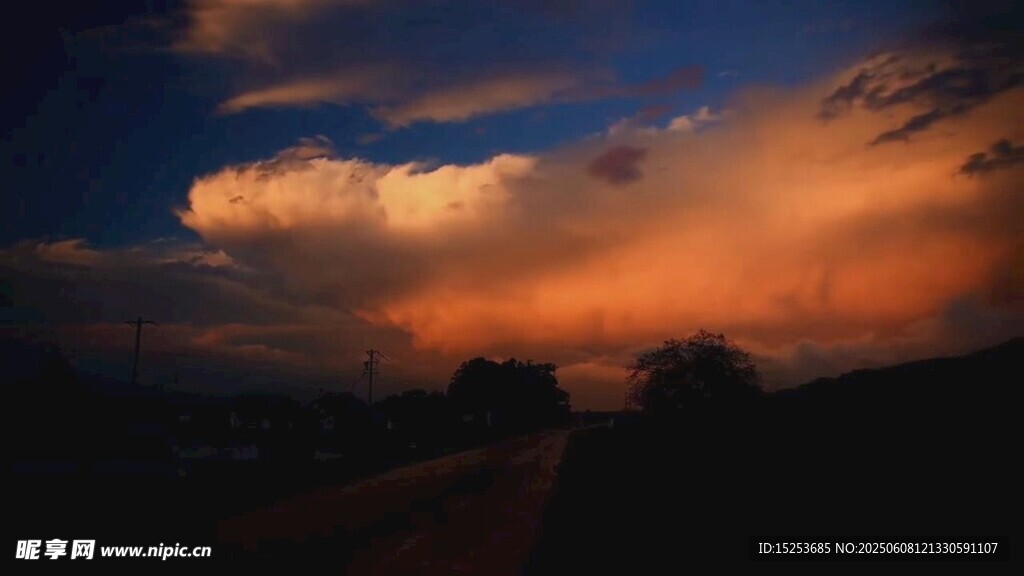 黄昏时分绚丽天空美景
