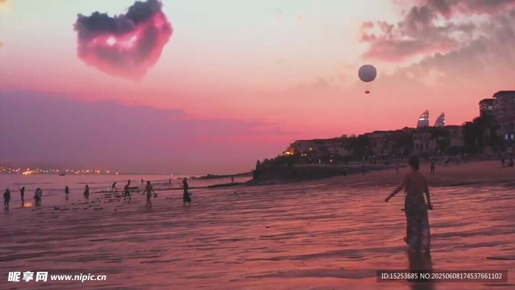 夕阳下的浪漫海滩景象