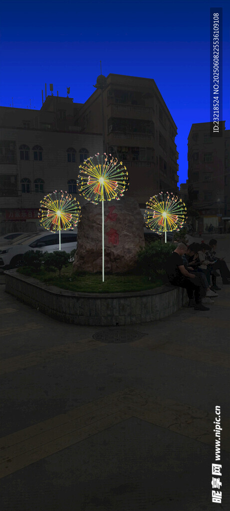 夜晚广场上的特色雕塑景观