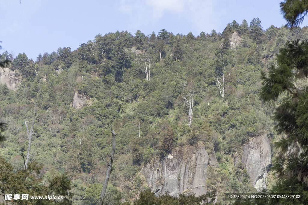 山林 峭壁 