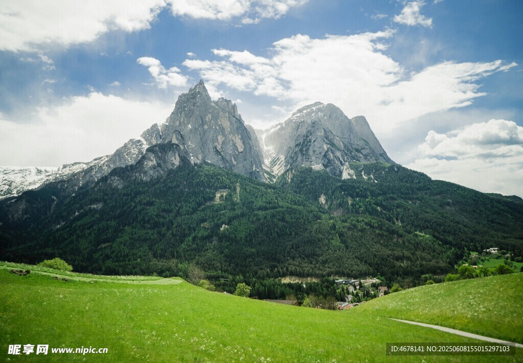 山间绿野中的壮丽双峰