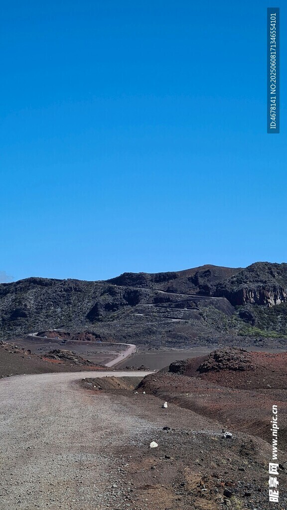 荒漠中的空旷道路