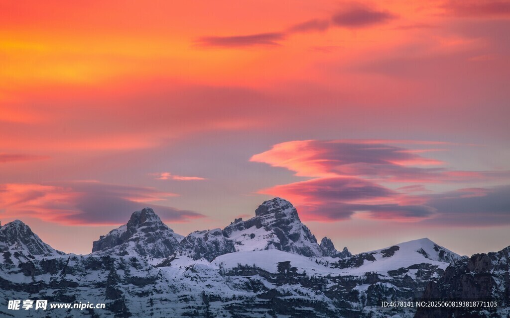 雪山映晚霞美景如画