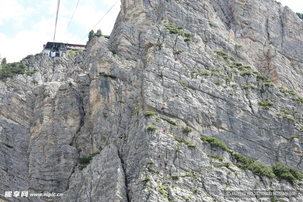悬崖峭壁上的惊险栈道