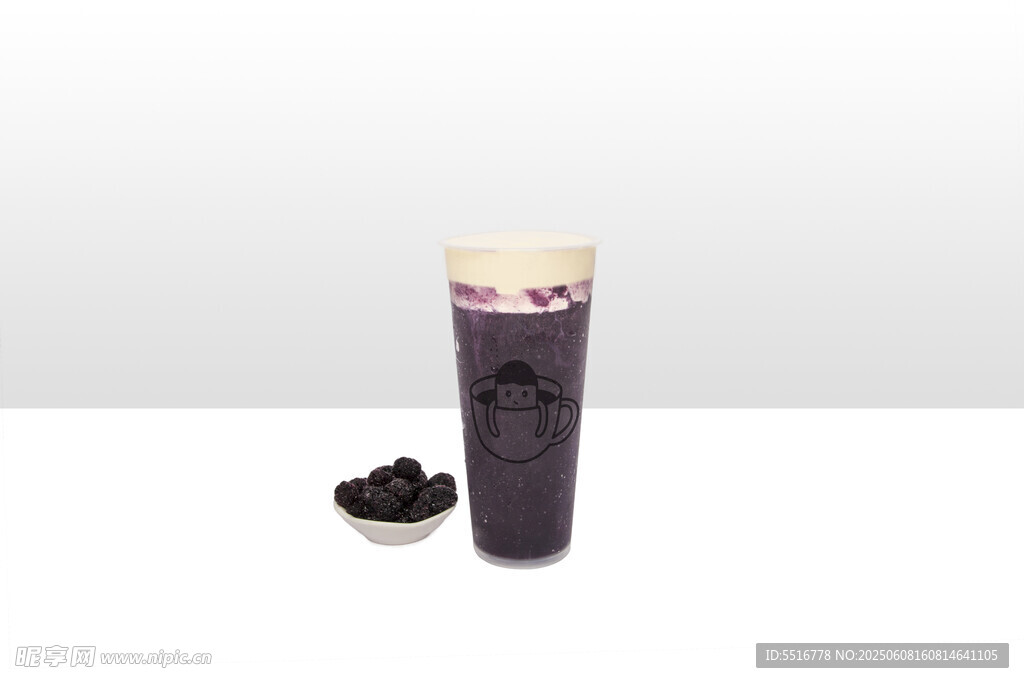 紫色饮品配蓝莓颗粒