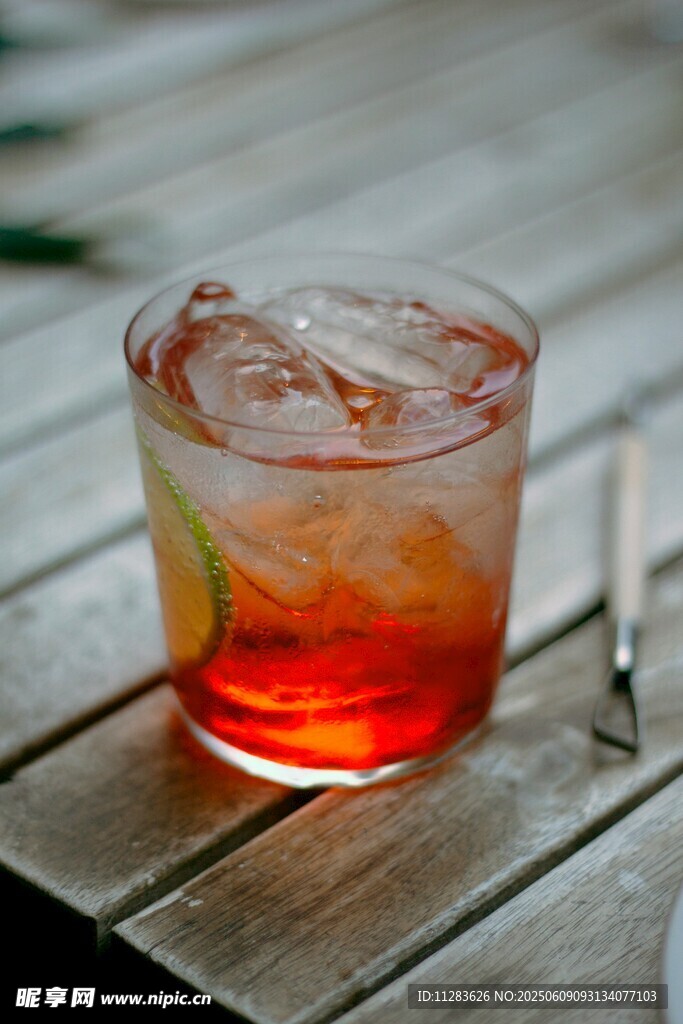 木质桌上的冰爽红色饮品