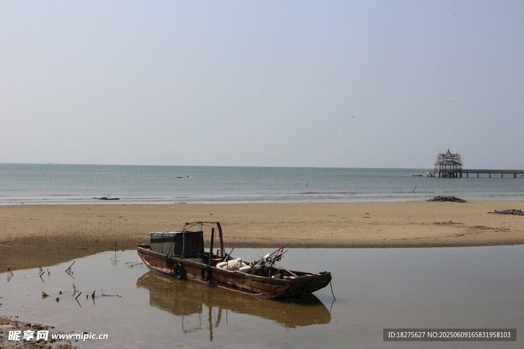 沙滩浅滩上的老旧船只