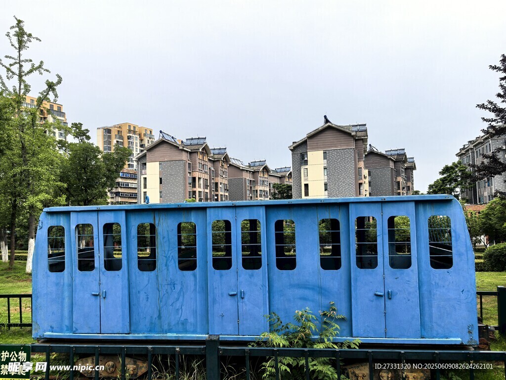 复古蓝色列车与城市风景