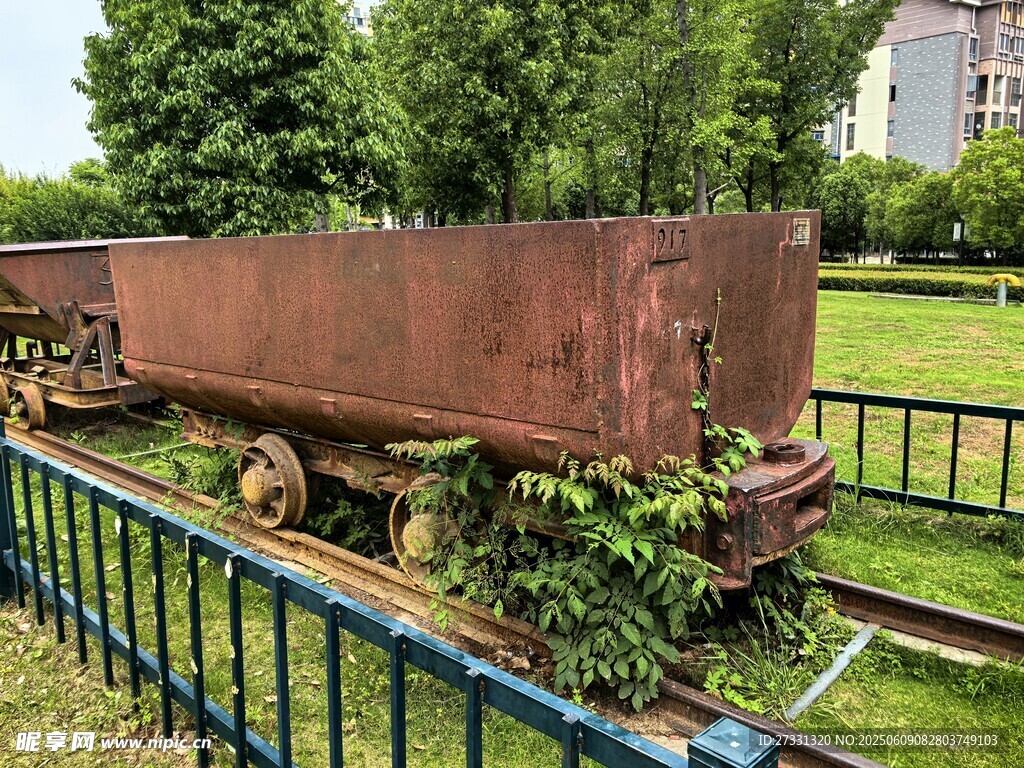 废弃生锈的铁路货车车厢