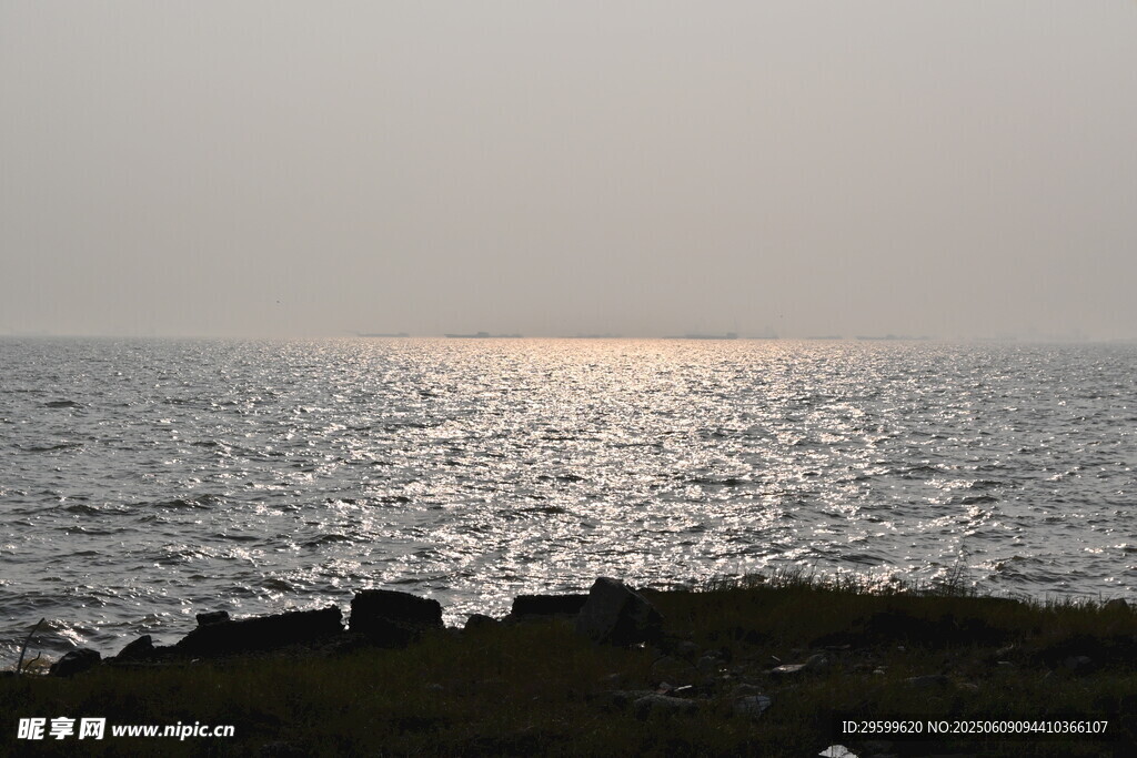 波光粼粼的海面美景
