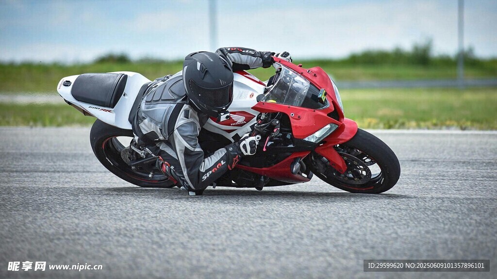 赛道上的酷炫摩托车骑手