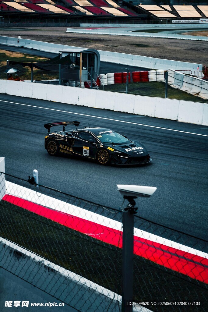 赛道上飞驰的酷炫赛车