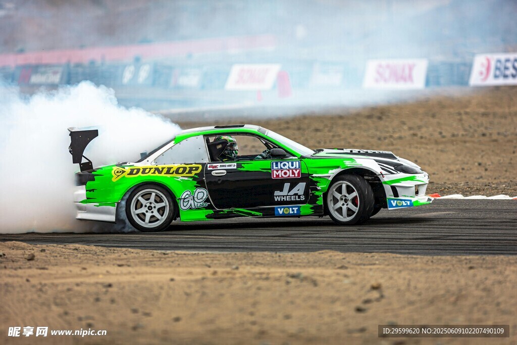 绿色赛车赛场漂移瞬间