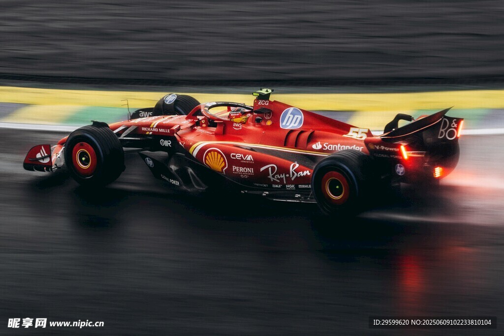 赛道疾驰的红色赛车