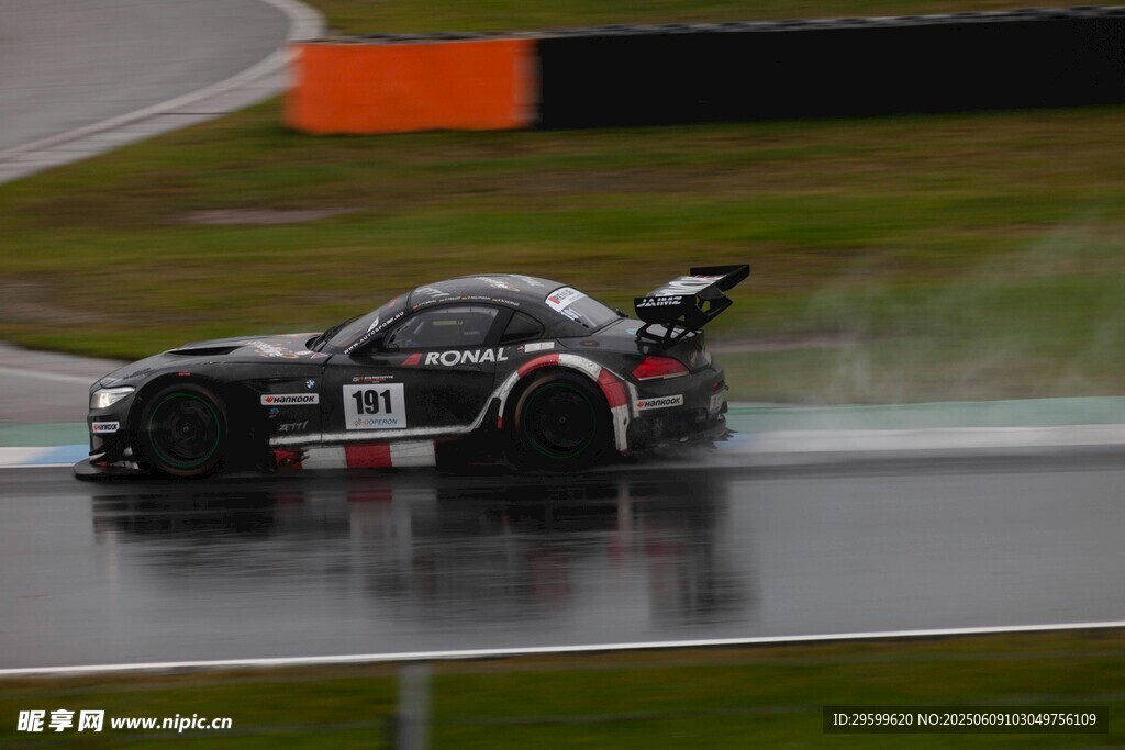 雨中赛道上的酷炫赛车