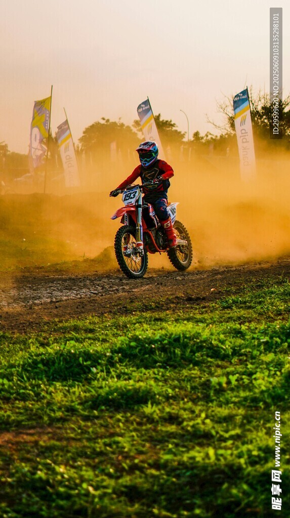 越野摩托驰骋于绿野之间