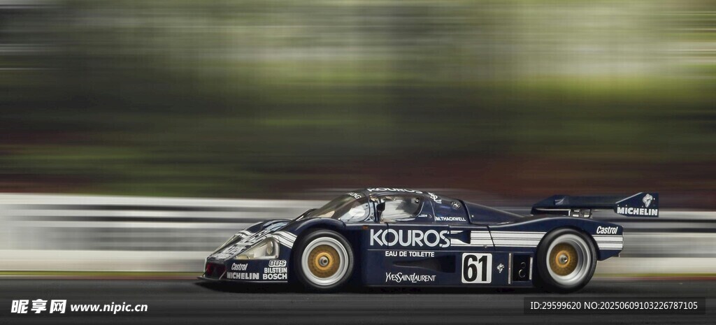 高速行驶的蓝色赛车