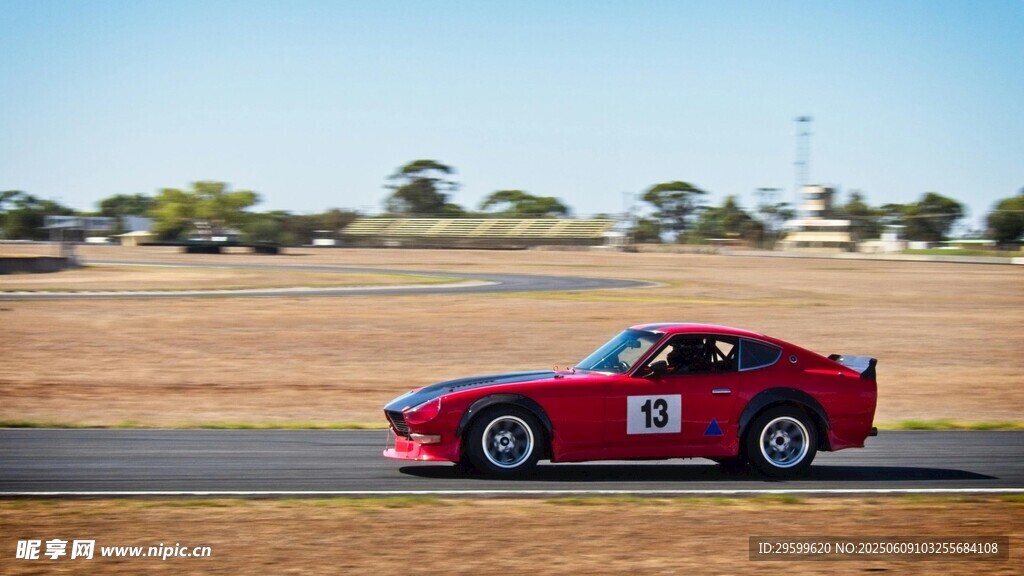 赛道上的红色跑车