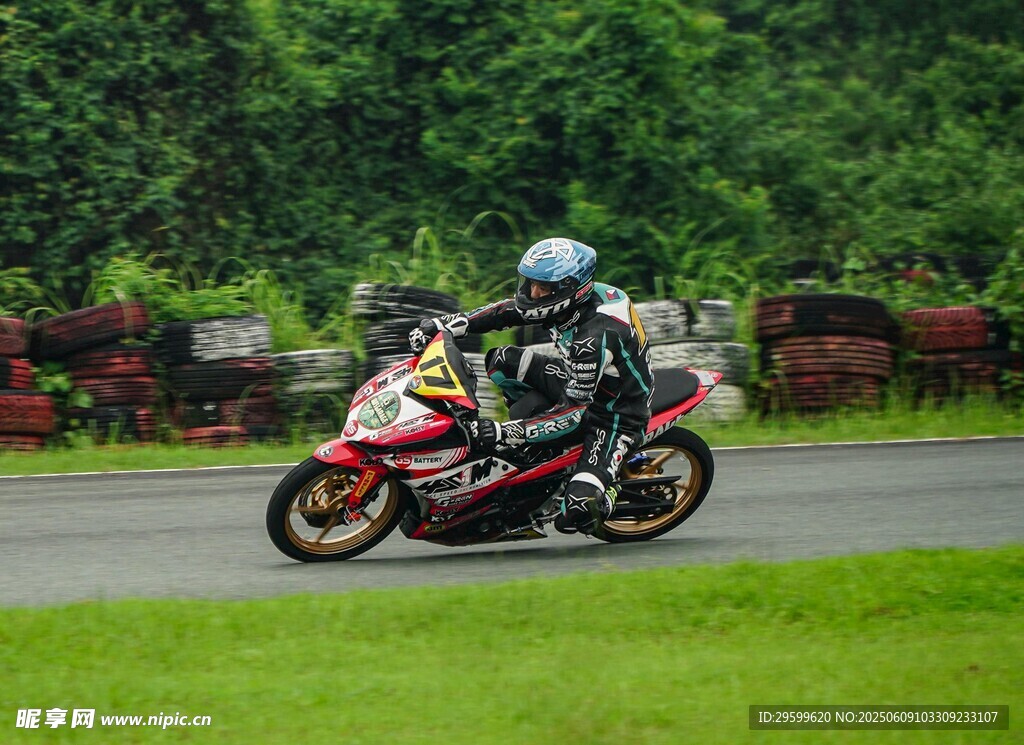 双人骑摩托车驰骋赛道