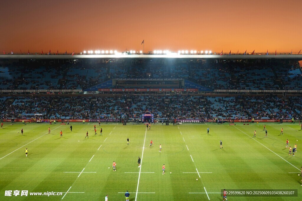 灯火辉煌的大型足球场