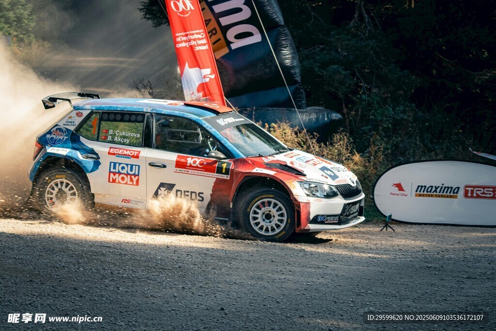 拉力赛车弯道激烈角逐