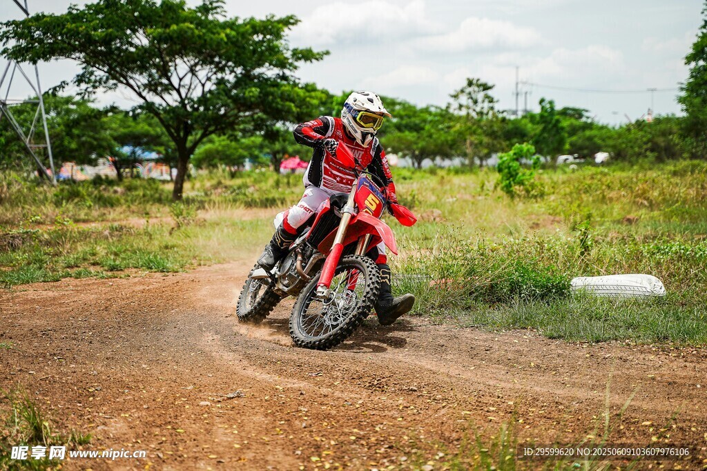 越野摩托驰骋乡间小道