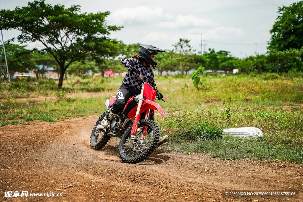 越野摩托骑手驰骋乡间小道