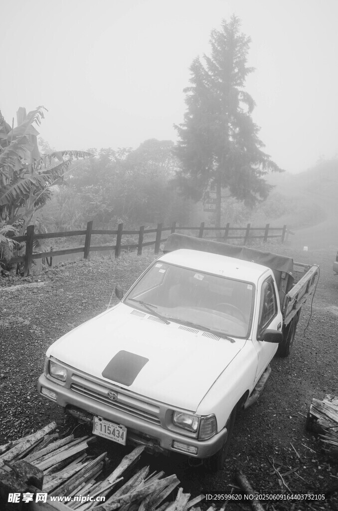 废弃汽车停于山间铁轨旁