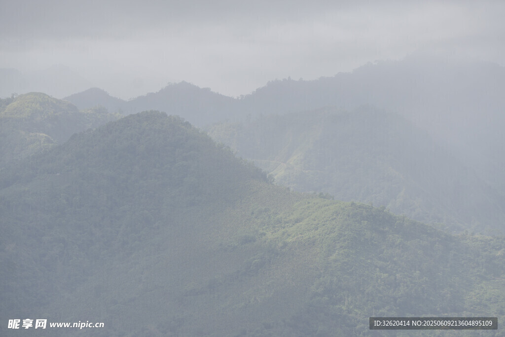 云雾缭绕的山峦美景