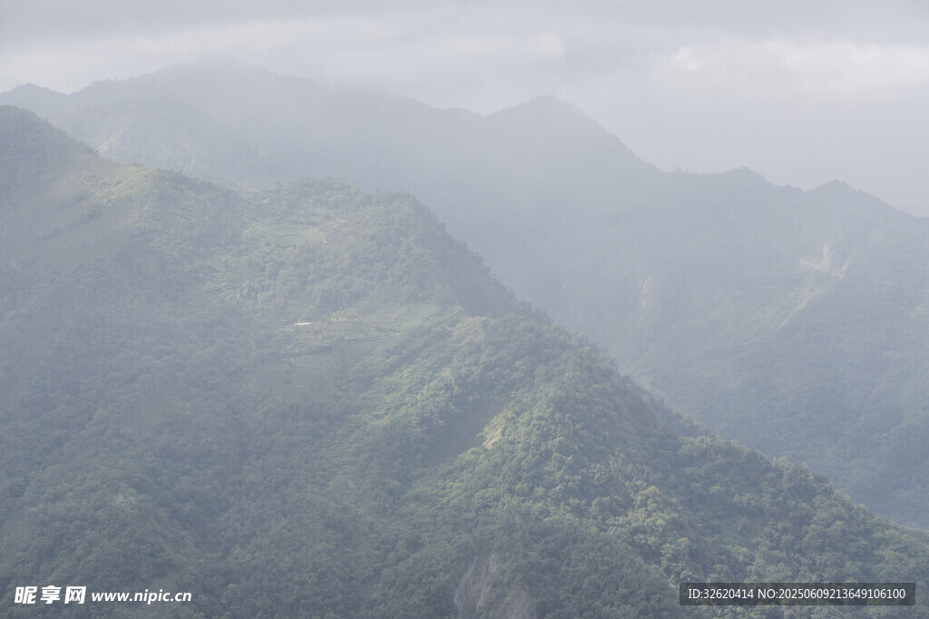 云雾缭绕的翠绿山峦