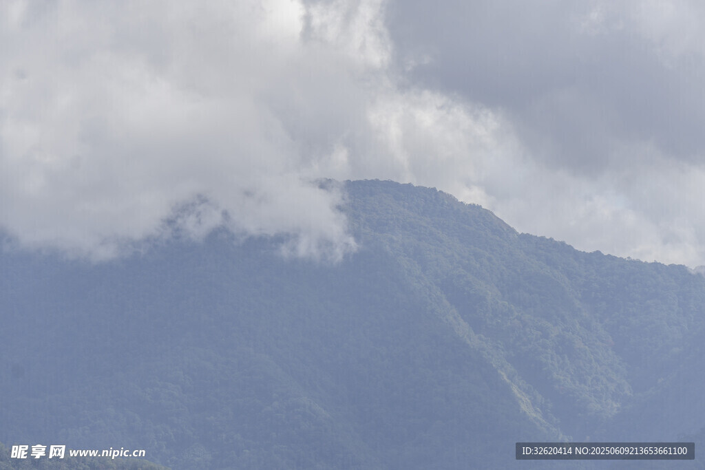 云雾缭绕的青山美景