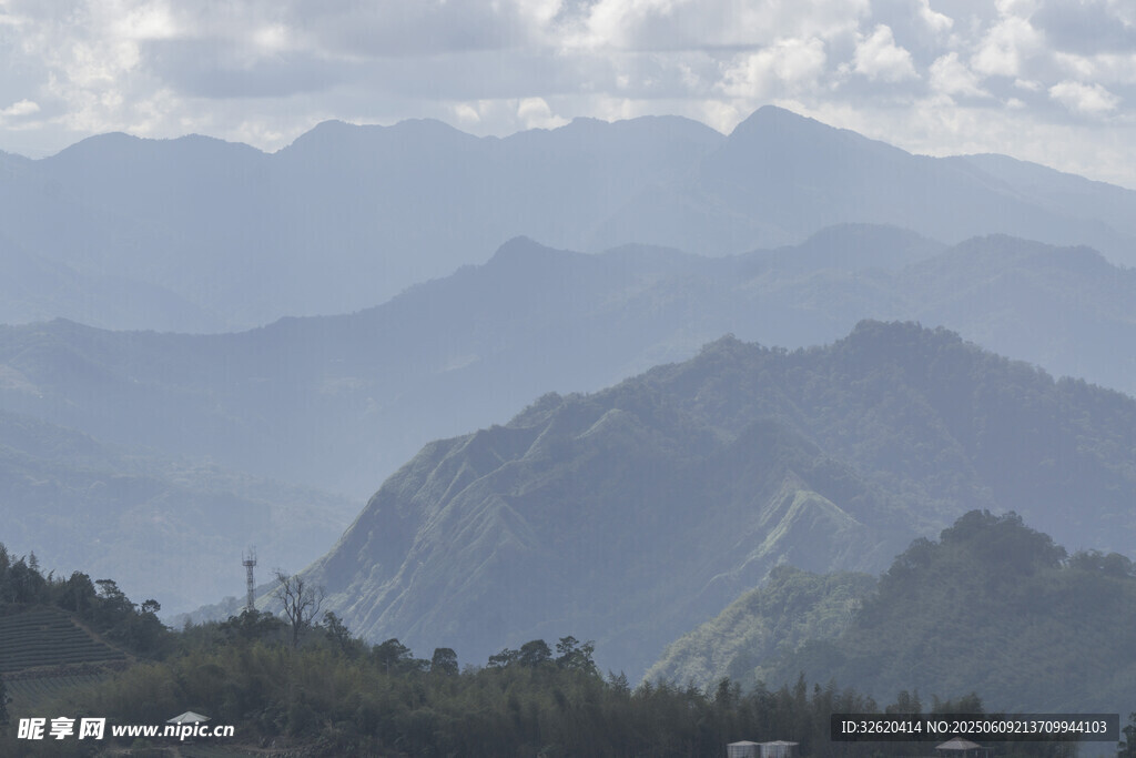 山峦云雾间的自然美景