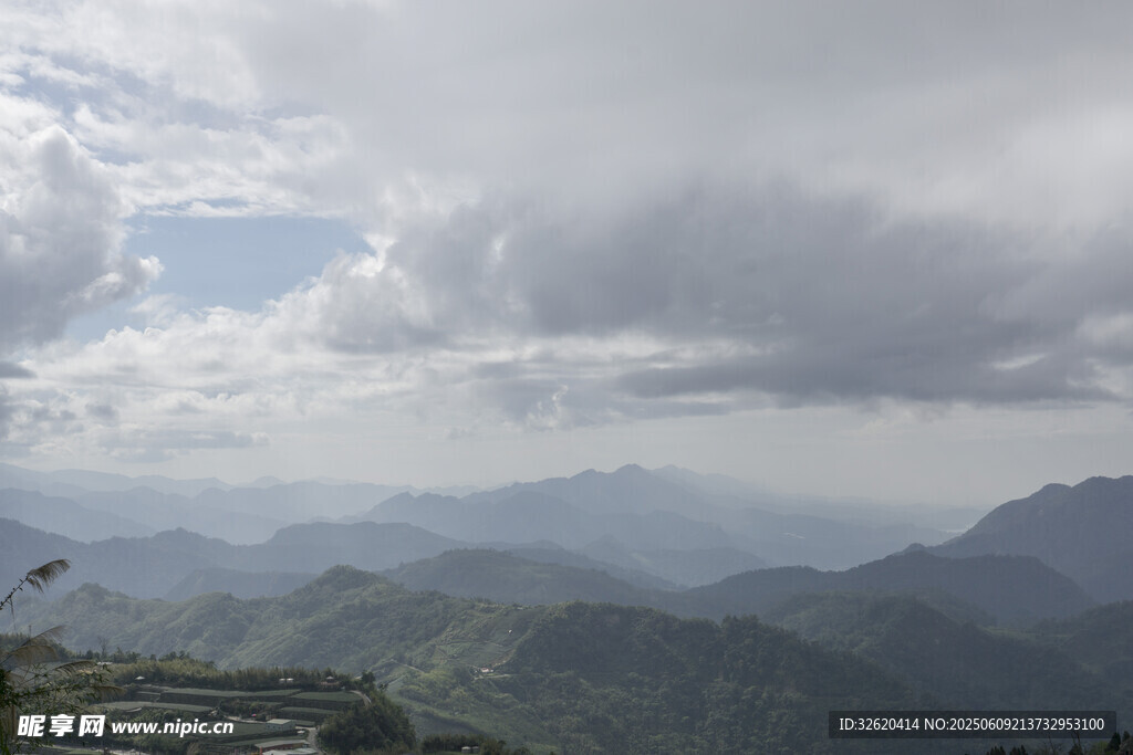 云雾缭绕的壮美山峦景色