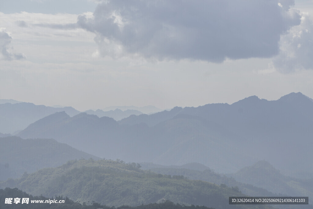 云雾缭绕的连绵山脉