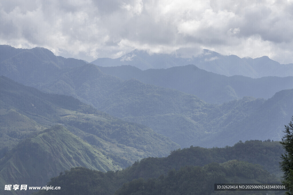 山峦云海间的壮美风光