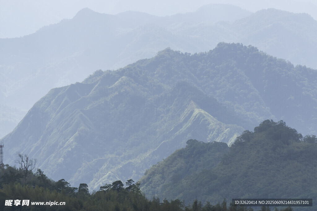 山峦叠翠的自然美景