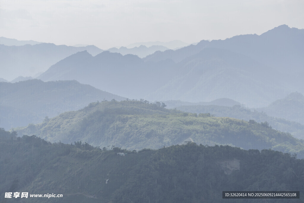 山峦叠嶂的朦胧自然美景