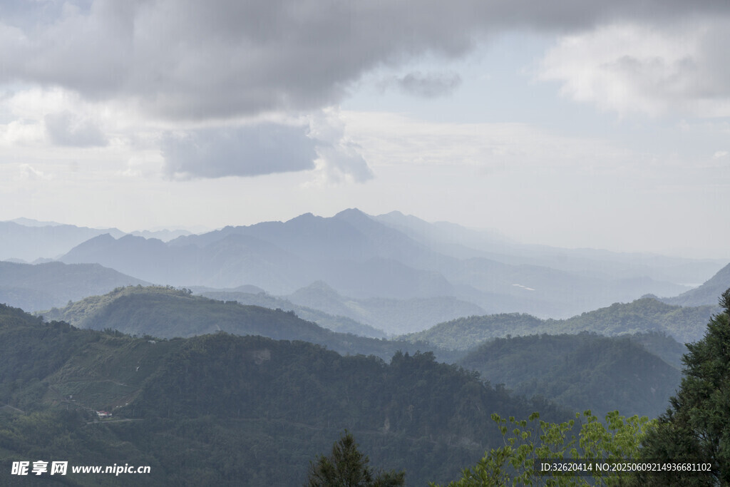 山峦云海间的壮美风光