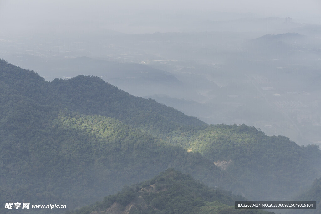 山间晨雾中的光影山峦
